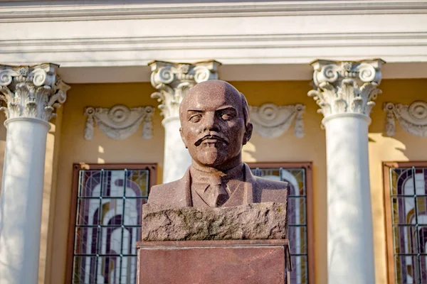 OBNINSK, Rusya - Şubat 2016: Vladimir Lenin, büstü granit Kültür Evi yakınındaki bir kaide üzerinde bir yaz günü yapılan