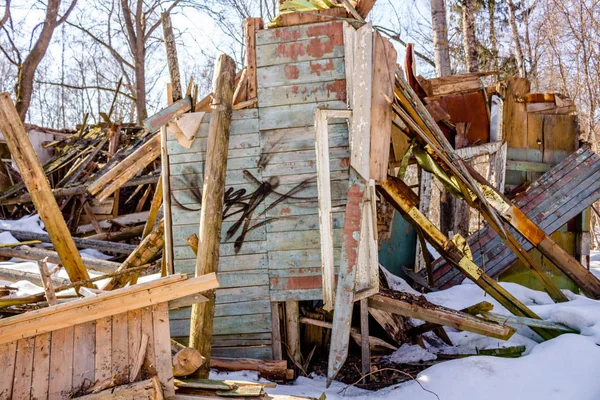 Ahşap yapı bir orman bölgesinde kışın yıkıldı. Eski öncü kampı Rusya