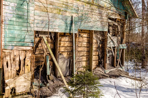 Rozbiórki Drewnianej Konstrukcji Lesie Zimie Byłego Obozu Pionierów Rosji — Zdjęcie stockowe