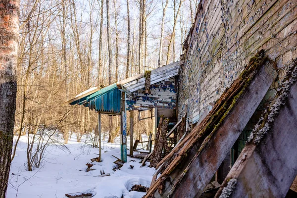 Abgerissene Holzkonstruktion Einem Waldgebiet Winter Ehemaliges Pionierlager Russland — Stockfoto