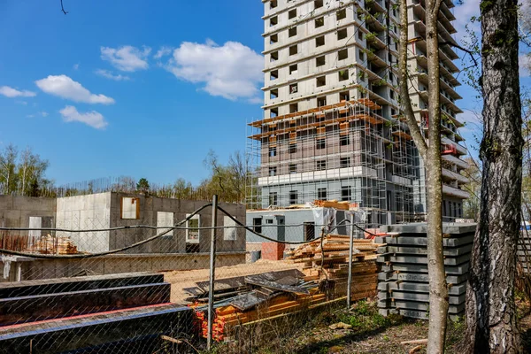İnşaat alanında bir konut çok katlı bina