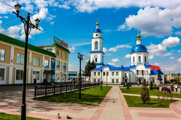 Maloyaroslavets, Rusya - Mayıs 2016: Lenin Maloyaroslavets Kazan Katedrali ve 1812 Savaşı Anıtı ile meydanda