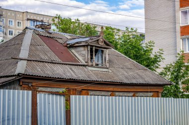 Modern bir yerleşim alanının arka plan eski kırsal evde. Maloyaroslavets, Rusya Federasyonu