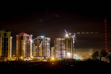 Şehir ve yeni binalar inşaat altında görünümü