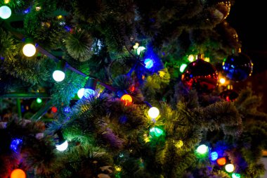 Yapay bir Noel ağacına çelenk