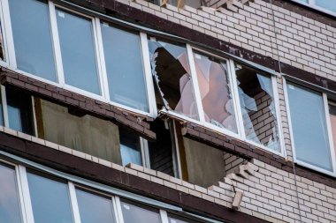 OBNINSK, Rusya - 21 Nisan 2018: Zarar loggias bir güçlü kasırga Rüzgar sonucu 20 katlı ev