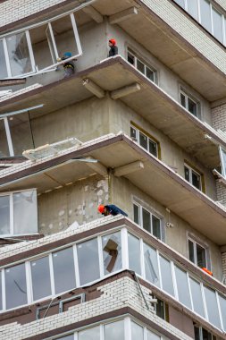 OBNINSK, Rusya - 22 Nisan 2018: Hasar sonucu olarak bir güçlü kasırga rüzgar 20 katlı ev loggias. İşçilerin zarar görmüş yapıları ortadan kaldırmak.