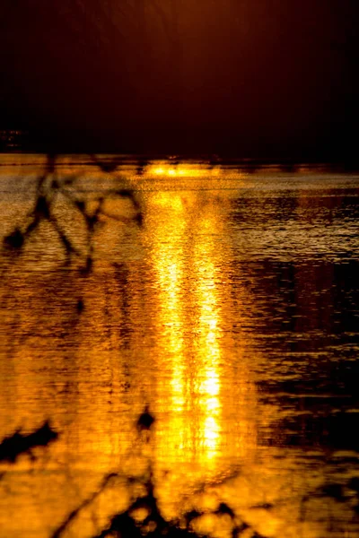 Pôr Sol Amarelo Brilhante Sobre Água — Fotografia de Stock