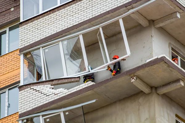 OBNINSK, Rusya - 22 Nisan 2018: Hasar sonucu olarak bir güçlü kasırga rüzgar 20 katlı ev loggias. İşçilerin zarar görmüş yapıları ortadan kaldırmak.