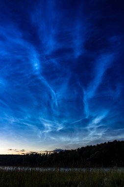 Noctilucent atmosferik fenomen (gece parlayan bulutlar), 25 Haziran 2018, Orta Rusya bulutlar.