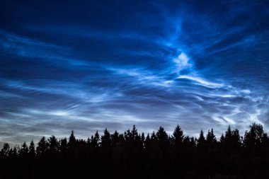 Noctilucent atmosferik fenomen (gece parlayan bulutlar), 25 Haziran 2018, Orta Rusya bulutlar.