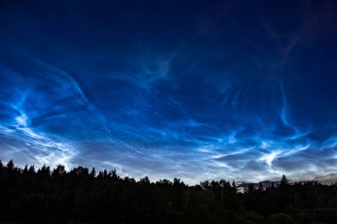 Noctilucent atmosferik fenomen (gece parlayan bulutlar), 25 Haziran 2018, Orta Rusya bulutlar.