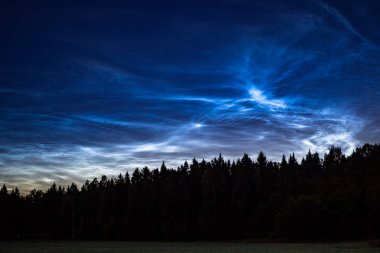 Noctilucent atmosferik fenomen (gece parlayan bulutlar), 25 Haziran 2018, Orta Rusya bulutlar.