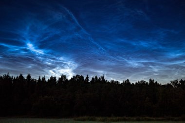 Noctilucent atmosferik fenomen (gece parlayan bulutlar), 25 Haziran 2018, Orta Rusya bulutlar.