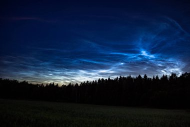 Noctilucent atmosferik fenomen (gece parlayan bulutlar), 25 Haziran 2018, Orta Rusya bulutlar.