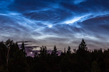 Noctilucent atmosferik fenomen (gece parlayan bulutlar), 25 Haziran 2018, Orta Rusya bulutlar.