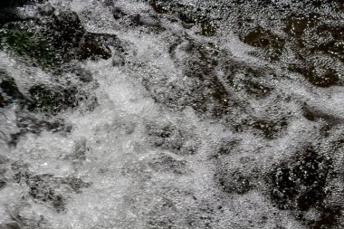 Sıçrama ve bir dere içinde düşen su köpük