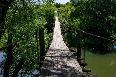 Yaya asma köprü Nehri Luzha. Maloyaroslavetsky district, Kaluzhskaya region, Rusya Federasyonu
