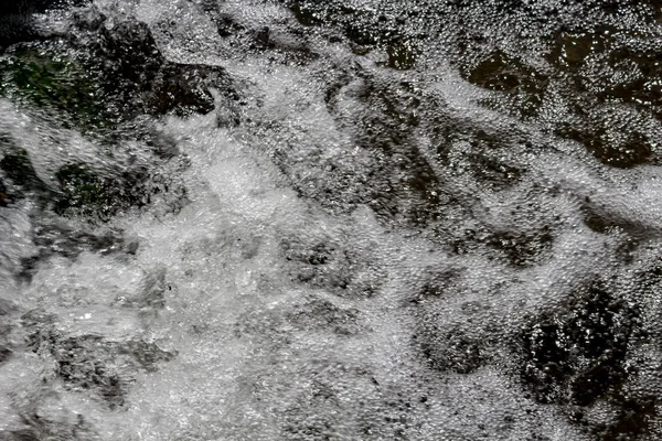 Sıçrama ve bir dere içinde düşen su köpük