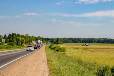 Kaluzhskaya Region, Rusya Federasyonu - Haziran 2018: Zhukovsky bölgesinde Belousovo-Vysokinichi-Serpukhov Otoban (29k-012)