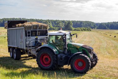 Kaluga region, Rusya Federasyonu - Haziran 2018: balya tarımsal ekipman ile hasat