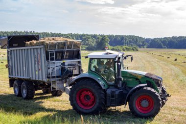 Kaluga region, Rusya Federasyonu - Haziran 2018: balya tarımsal ekipman ile hasat
