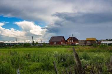 Güçlü bulutlar yağmur önce köyün üzerinde