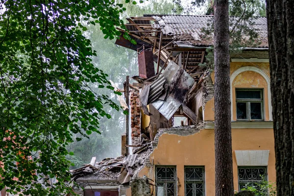 Eski tuğla bina, yıkım kalır duvarları