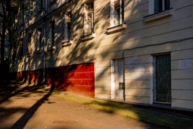 Güneş tarafından aydınlatılmış cephe parçası. OBNINSK, Rusya'nın eski şehir alanda mimari