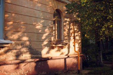 Sarı gaz borusu ile dış cephe. OBNINSK, Rusya'nın eski şehir alanda mimari