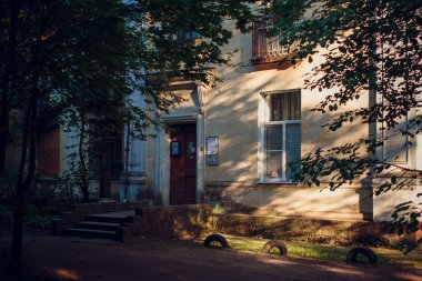 OBNINSK, Rusya - Temmuz 2018: Gölgeler evin cephesinde ağaçlardan. OBNINSK Old Town alanında mimarisinde