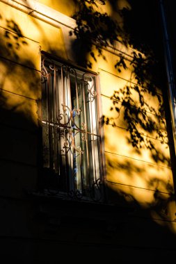 Işık ve gölge sarı binanın cephesinde güzel bir oyun