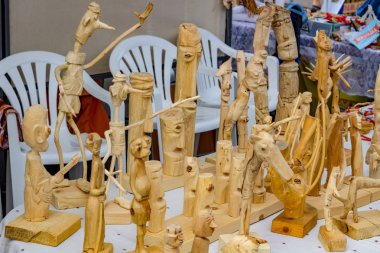 OBNINSK, Rusya - Temmuz 2018: Şehir günü kutlama. Sanat ve el sanatları Fuarı. Sıra dışı orman ürünleri