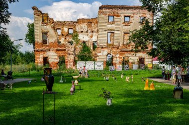 OBNINSK, Rusya - Temmuz 2018: Şehir günü kutlama. Belkino gayrimenkulün parkta Seramik Sergisi