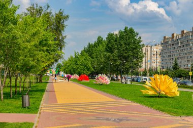 OBNINSK, Rusya - Temmuz 2018: Park Zafer Bayramı Marx Caddesi üzerinde 70 yıldönümü onuruna. Şehir gün tatil onuruna bayraklarıyla süslenmiş sokağın