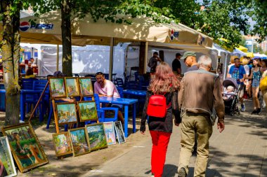 OBNINSK, Rusya - Temmuz 2018: Şehir günü kutlama. Satır alışveriş ve insanlar yürüyen