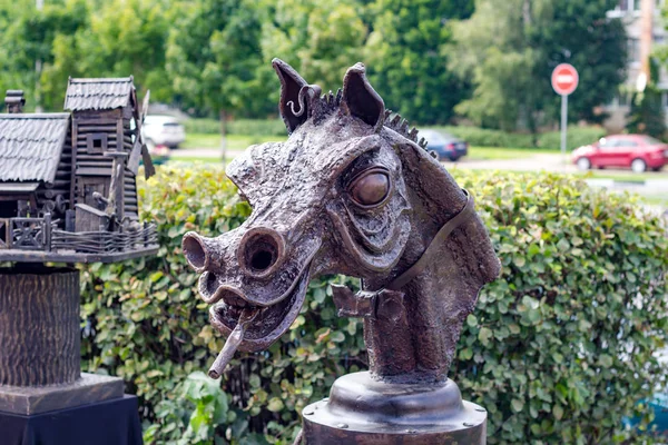 オブニンスク ロシア連邦 2018 市日のお祝い 鍛冶屋の工芸品の製品の展示と マスターズ市 を公正な 鍛造の馬の頭の彫刻 — ストック写真