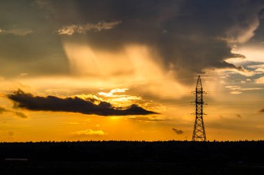 Güç hatları arka plan üzerinde parlak güzel gün batımı