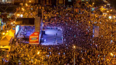OBNINSK, Rusya - Temmuz 2018: şehir günü kutluyor. Büyük bir kalabalık insan bir akşam konser, Marx Avenue Meydanı