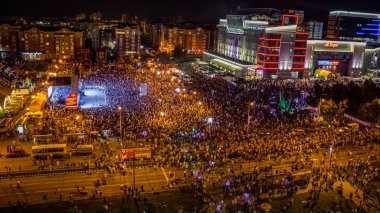 OBNINSK, Rusya - Temmuz 2018: şehir günü kutluyor. Büyük bir kalabalık insan bir akşam konser, Marx Avenue Meydanı