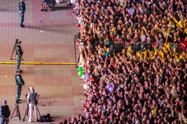 OBNINSK, Rusya - Temmuz 2018: şehir günü kutluyor. Büyük bir kalabalık insan bir akşam konser, Marx Avenue Meydanı