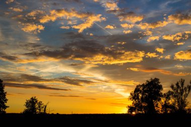 Parlak güzel gün batımı bulutlar ile yaz aylarında