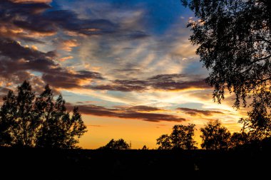 Parlak güzel gün batımı bulutlar ile yaz aylarında
