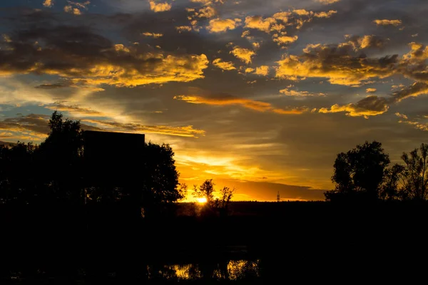 Яскравий Красивий Захід Сонця Хмарами Влітку — стокове фото