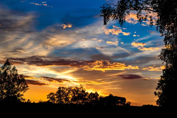 Brilhante Belo Pôr Sol Com Nuvens Verão — Fotografia de Stock