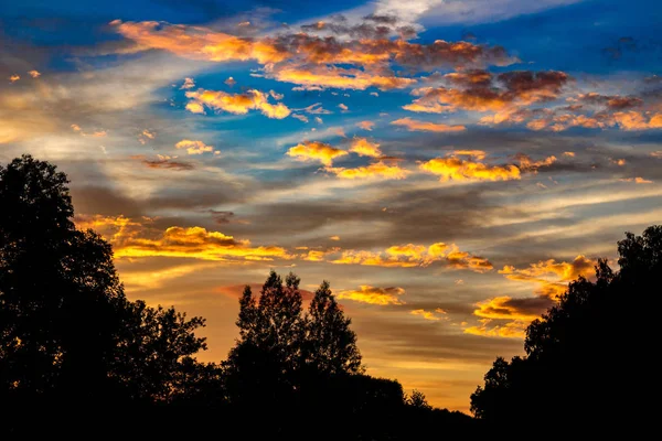 Strahlend Schöner Sonnenuntergang Mit Wolken Sommer — Stockfoto