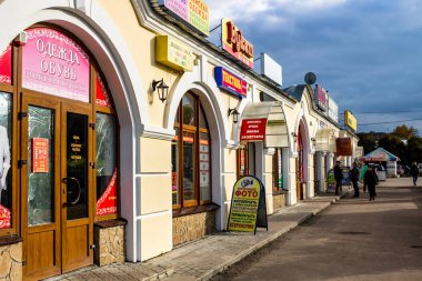 Borovsk, Rusya - Ekim 2017: Satır Lenin Meydanı'Borovsk alışveriş