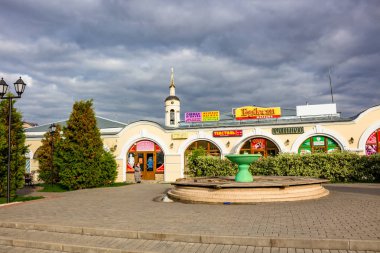 Borovsk, Rusya - Ekim 2017: Kare, bir çeşme ve çiçeklik Lenin Meydanı'Borovsk