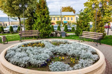 Borovsk, Rusya - Ekim 2017: Kare, bir çeşme ve çiçeklik Lenin Meydanı'Borovsk