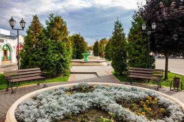 Borovsk, Rusya - Ekim 2017: Kare, bir çeşme ve çiçeklik Lenin Meydanı'Borovsk